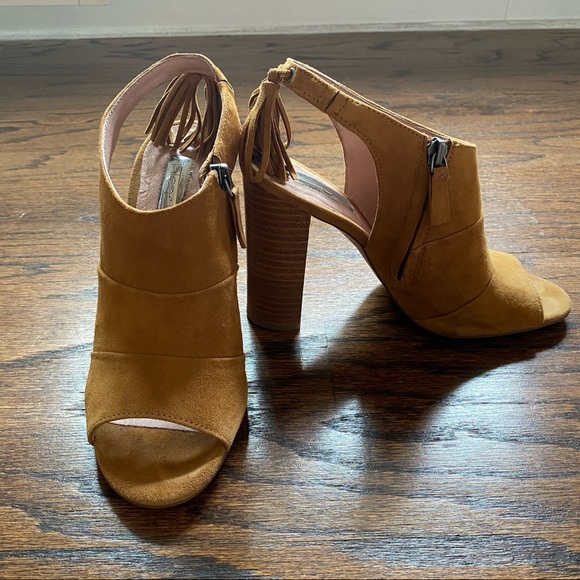 Halogen Willow suede peeptoe sandals with fringe tassels wooden block heel - Picture 6 of 9